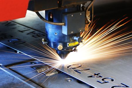 Laser schneidet Metall