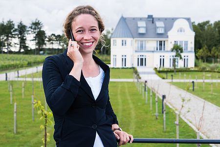Veranstaltungsleiterin Merle Staege vor dem Weingut Waalem