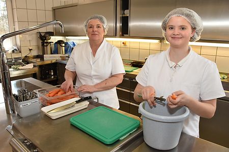 Ausbildungsleiterin Sabine Hoyer (links) mit Kim Idel