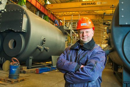 Mann mit rotem Helm