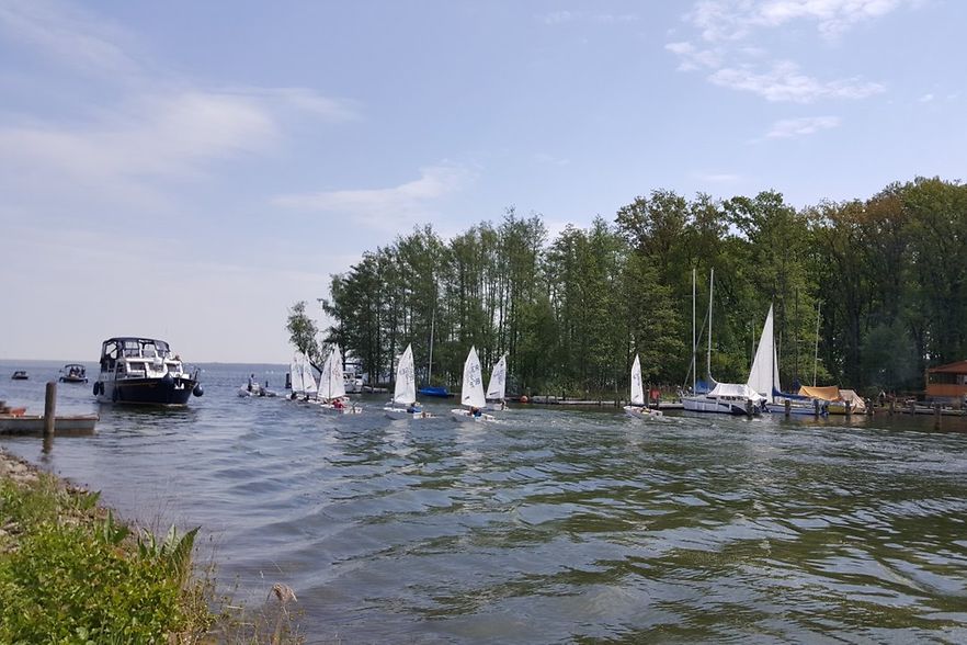 Wasserstra&szlig;e Plau am See mit Motor- und Segelbooten