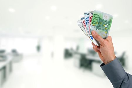 Hand mit Geldscheinen