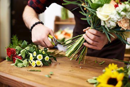 florist schneidet stile ab