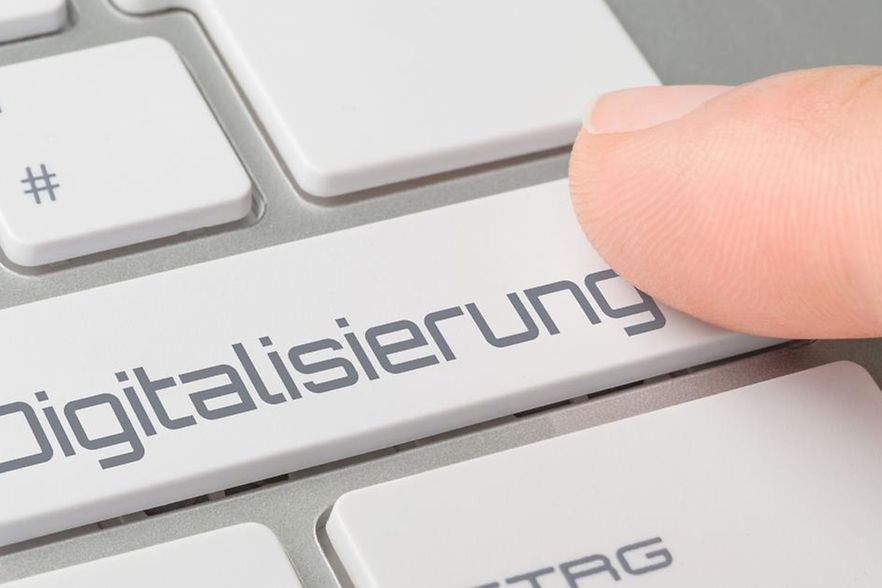 Zeigefinger dr&uuml;ckt auf die Taste Digitalisierung auf einer Tastatur