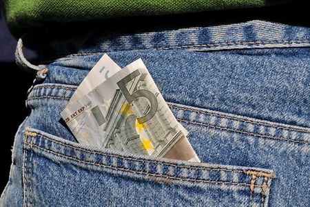 5-Euro-Schein steckt in der Hintertasche einer Jeans