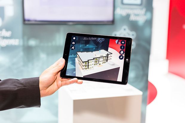 Tablet mit Geb&auml;udemodell