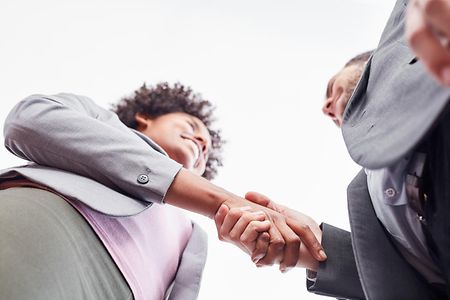 Zwei Gesch&auml;ftsleute geben sich einen Handschlag