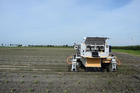 Ein J&auml;troboter auf einem Feld
