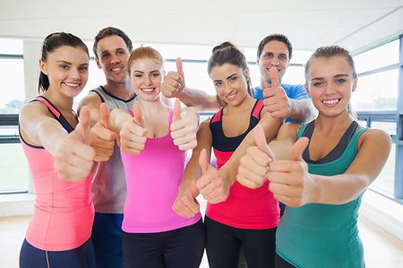 junge Menschen im Sportoutfit recken Daumen in die H&ouml;he