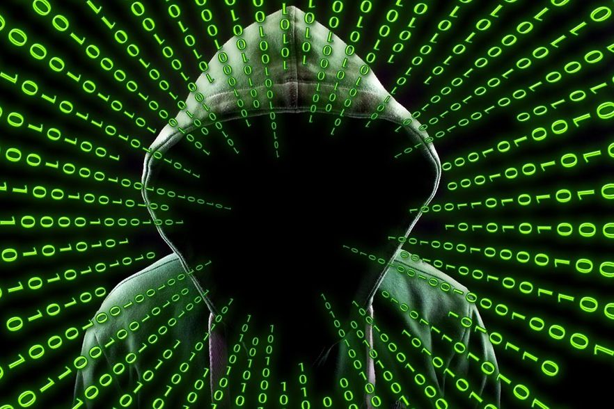 Illustration mit zahlreichen IT-Codes, Hacker im Kaputzen-Shirt