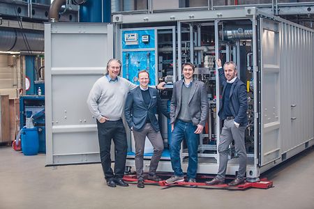 Die Gesch&auml;ftsf&uuml;hrer von GP Joule und H-Tec Systems vor einem PEM-Elektrolyseur
