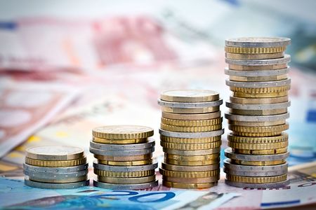 Vier unterschiedlich hohe Stapel mit unterschiedlichen Euro-M&uuml;nzen