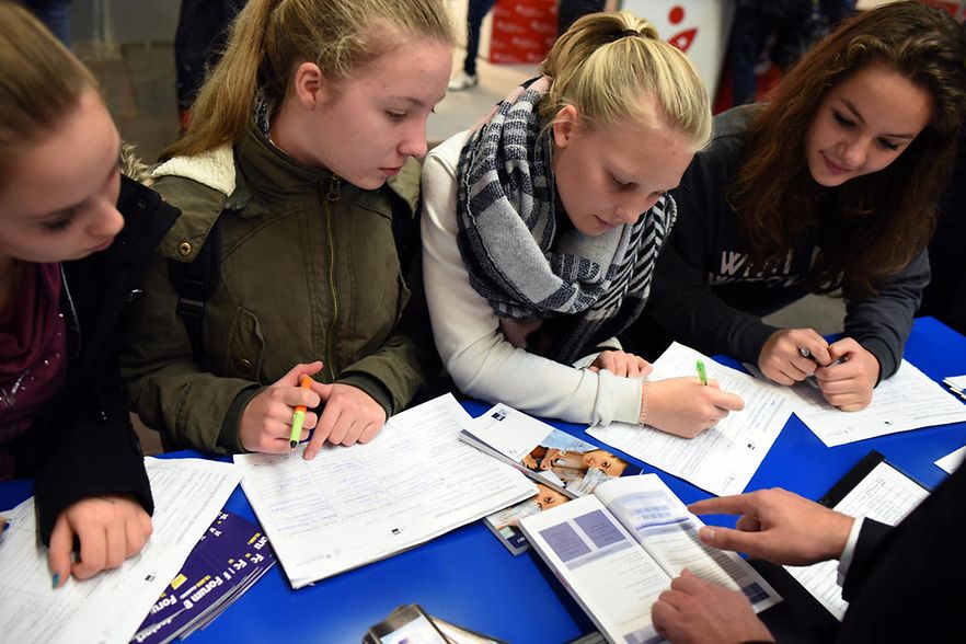 Jugendliche am IHK-Stand