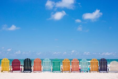 bunte St&uuml;hle am Strand
