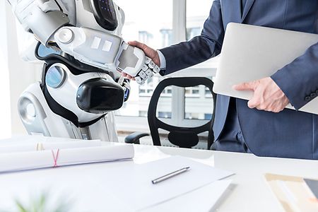 Roboterhand sch&uuml;ttelt Hand von Mann zur Begr&uuml;&szlig;ung