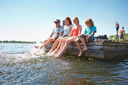 Unser Foto zeigt eine Familie mit F&uuml;&szlig;en im Wasser auf einem Bootssteg am Lohner See.