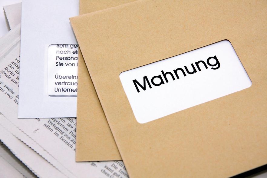 Mahnung im Brieffenster eines braunen Umschlags