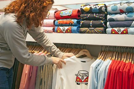 Regal mit Sweatshirts