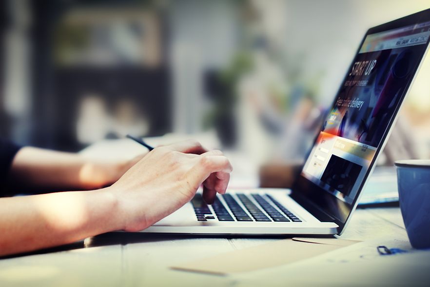Arbeiten-am-Laptop