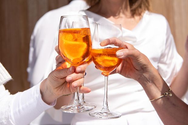 alkohol-anstossen-glaeser