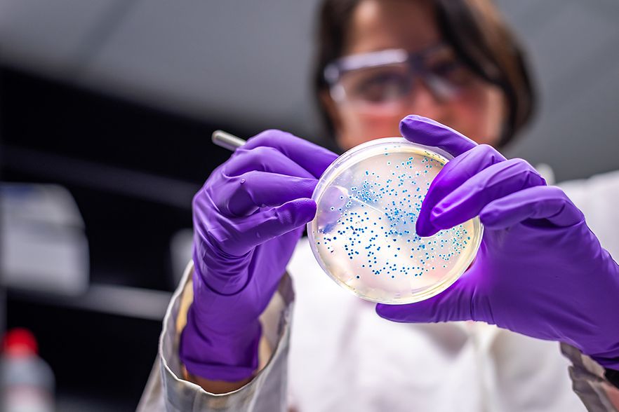 Biologielaborantin mit Petrischale