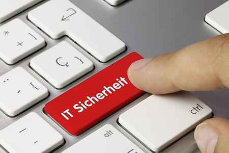 Tastatur mit roter Taste, auf dieser steht IT Sicherheit und wird angeklickt
