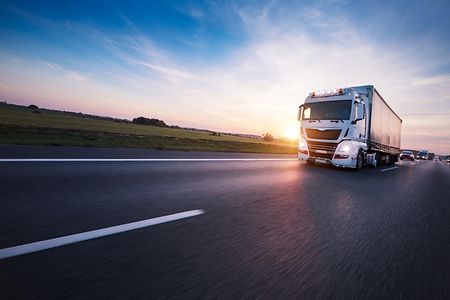 Fahrender LKW auf der Landstra&szlig;e