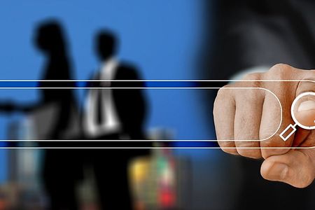 Zeigefinger zeigt auf Suchfeld