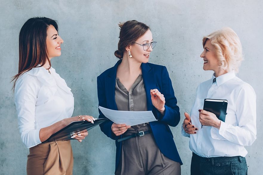 3 Businessfrauen im Gespr&auml;ch