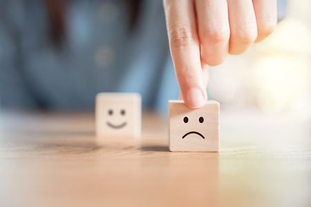 Holzw&uuml;rfel-Smiley-traurig
