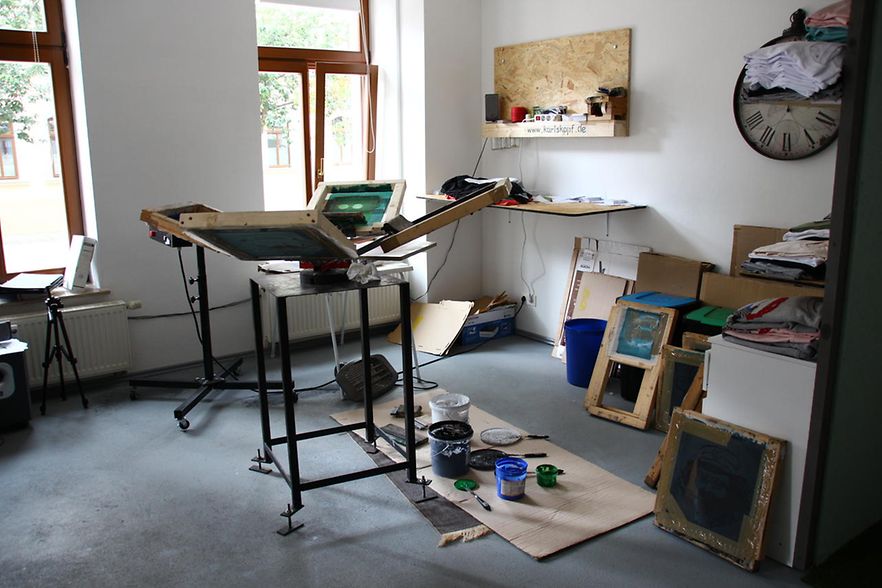 Atelier mit Farbt&ouml;pfe und Druckplatten