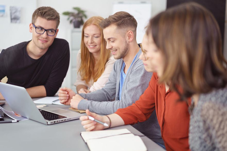 Junge Menschen vor einem Laptop