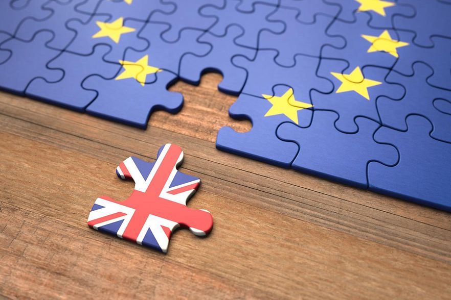 Puzzle aus Europaflagge und britischer Flagge