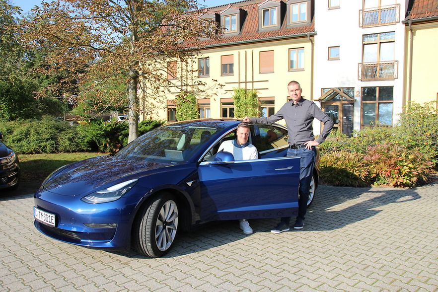 2 M&auml;nner an einem Auto