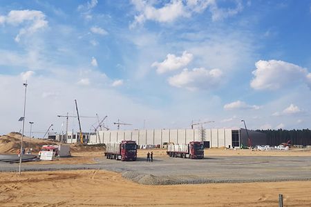 Baustelle mit Sand, Kr&auml;nen und Lkw