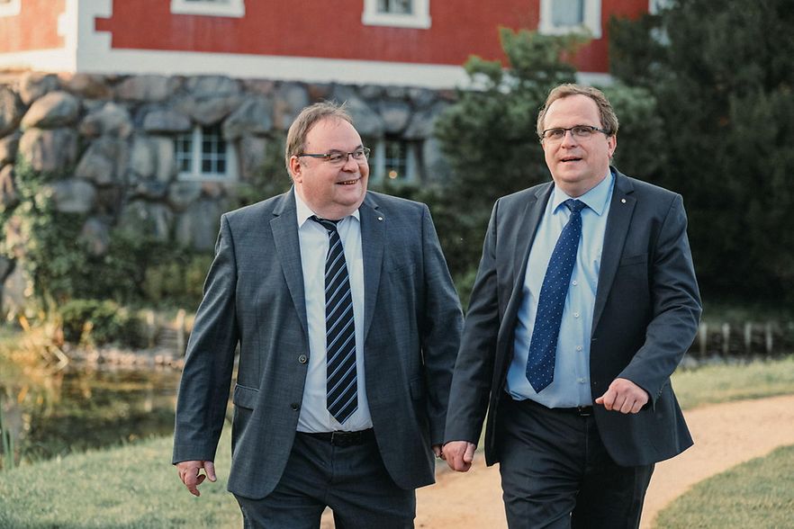 Zwei M&auml;nner vor der Insel Stein im W&ouml;rlitzer Park. Sie war namensgebend f&uuml;r das Hotel