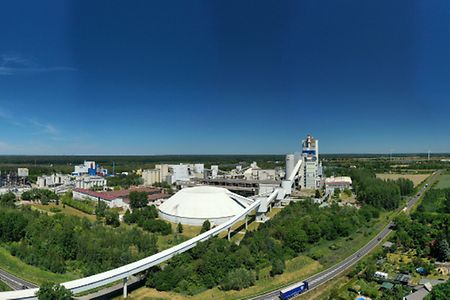 Luftaufnahme der Produktionsst&auml;tte der CEMEX Zement GmbH in R&uuml;dersdorf.