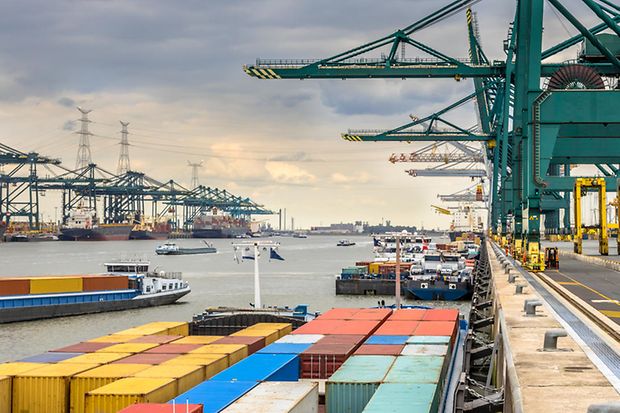 Containerschiffe im Hafen