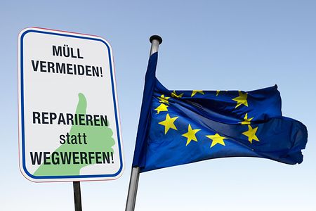 Europafahne und Schild Muell vermeiden - Reparieren statt Wegwerfen