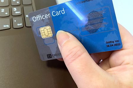 Hand h&auml;lt eine Chip-Karte