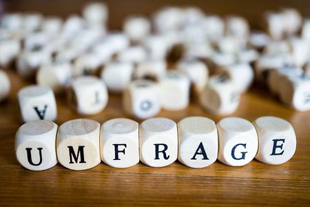 W&uuml;rfel mit Buchstaben bilden das Wort Umfrage