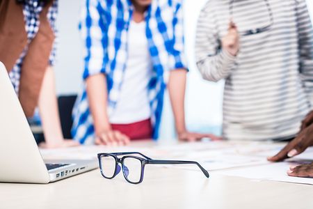 Besprechung-Brille