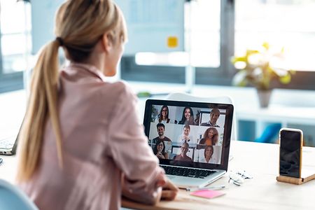 Frau in Videokonferenz