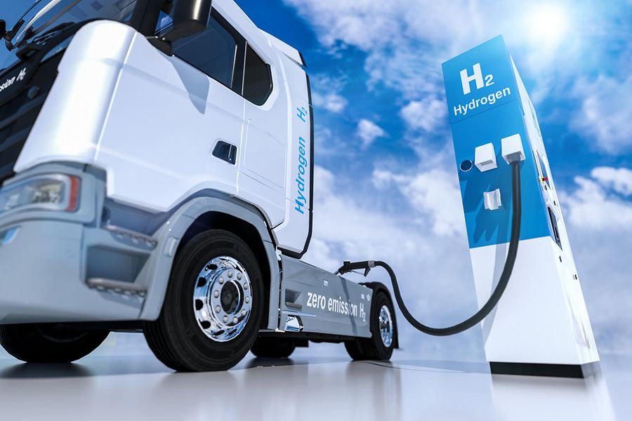LKW tankt Wasserstoff