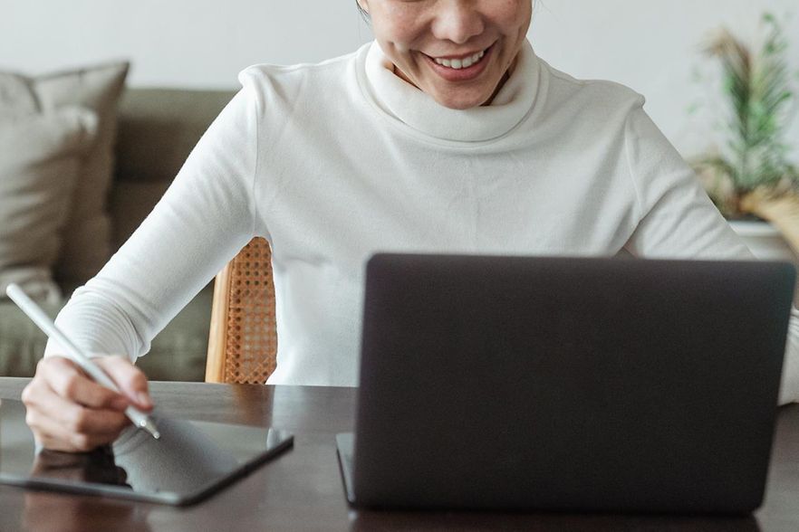 Frau am Laptop