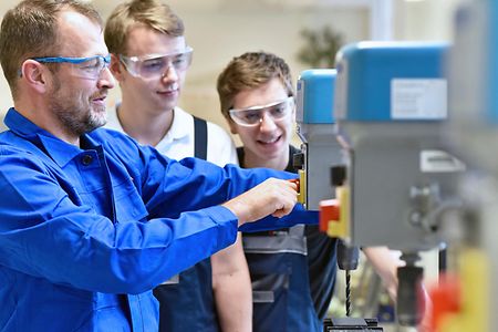 Aubsildung Maschine AdobeStock_203770403