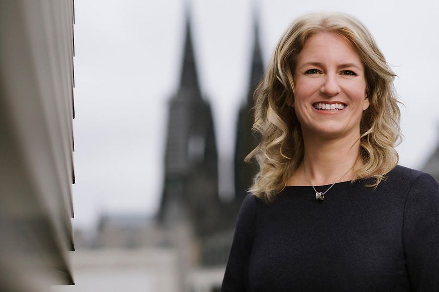 Dr. Nicole Gr&uuml;newald, Pr&auml;sidentin der IHK K&ouml;ln, mit dem K&ouml;lner Dom im Hintergrund