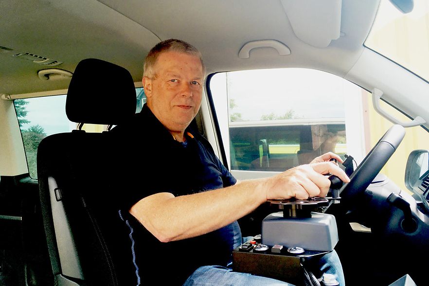 Mann im Auto
