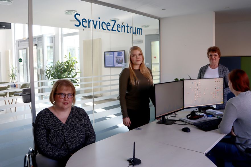 DIe Mitarbeiter des Service Zentrums sitzen zusammen im B&uuml;ro und arbeiten.