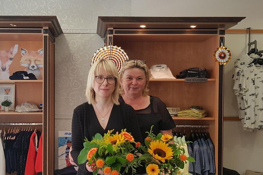 zwei Frauen stehend